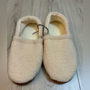 Duluth trading company white fleece Sherpa slippers
